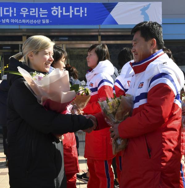  Una dozzina di giocatrici della squadra Nord Coreana di hockey femminile  arrivata in Sud Corea per dar vita alla squadra unita che disputer i prossimo Giochi di PyeongChang. Ad attenderle, con le divise scure, le nuove colleghe del Sud